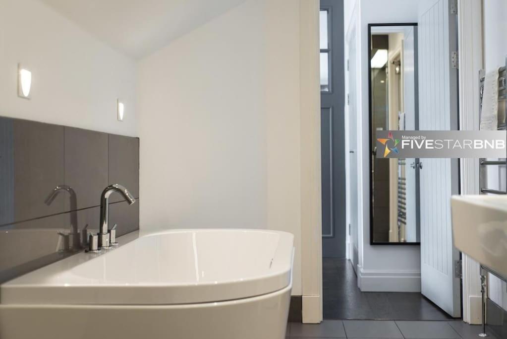 Cool Urban Apartment With Stunning Castle Views Édimbourg Extérieur photo