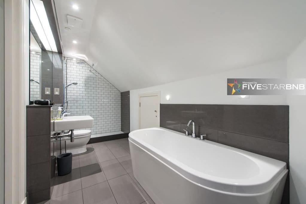 Cool Urban Apartment With Stunning Castle Views Édimbourg Extérieur photo