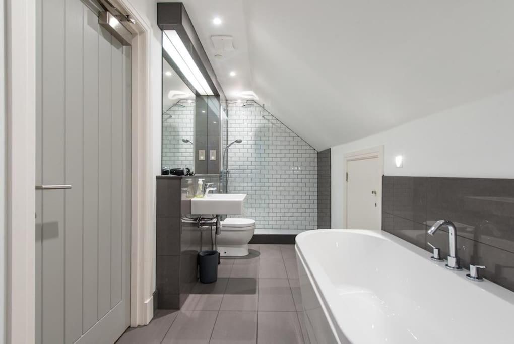 Cool Urban Apartment With Stunning Castle Views Édimbourg Extérieur photo