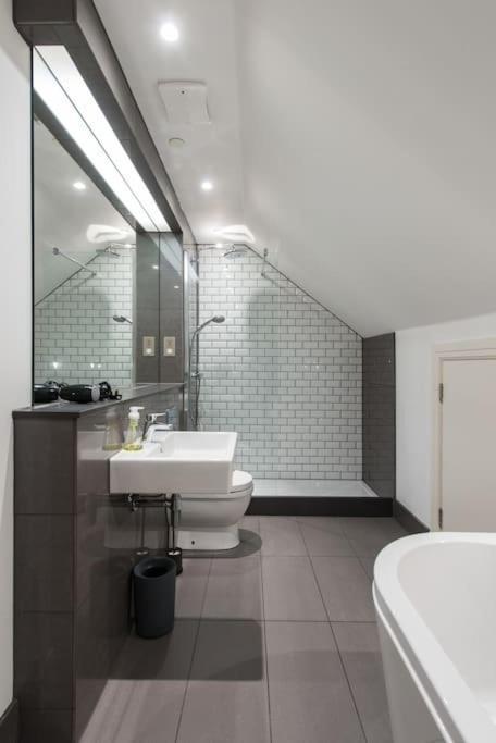 Cool Urban Apartment With Stunning Castle Views Édimbourg Extérieur photo